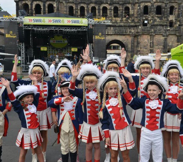 Kinder in Gardeuniform an der Porta Nigra